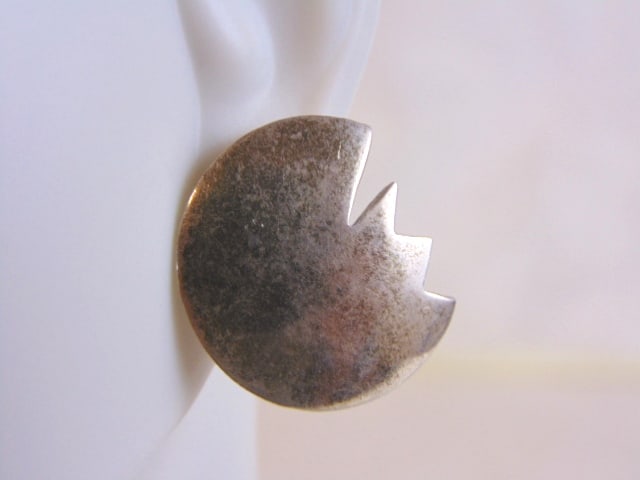 Womens Vintage Sterling Silver Modernist Earrings: FOR SALE IS THIS PAIR OF WOMEN'S VINTAGE ESTATE STERLING SILVER MODERNIST EARRINGS. THE EARRINGS WEIGH 5.6g. THE EARRING MEASURES 7/8" IN LENGTH AND 3/4" IN WIDTH. MAKES A LOVELY GIFT FOR THAT SOMEONE