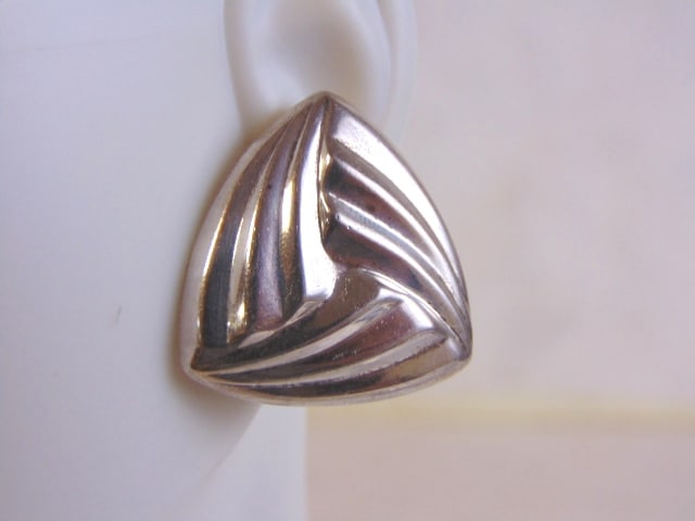 Womens Vintage Sterling Silver Modernist Earrings: FOR SALE IS THIS PAIR OF WOMEN'S VINTAGE ESTATE STERLING SILVER MODERNIST EARRINGS. THE EARRINGS WEIGH 9.9g. THE EARRING MEASURES 1 1/8" IN LENGTH AND 1" IN WIDTH. MAKES A LOVELY GIFT FOR THAT SOMEONE