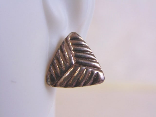 Womens Vintage Estate Sterling Silver Earrings: FOR SALE IS THIS PAIR OF WOMEN'S VINTAGE ESTATE STERLING SILVER EARRINGS. THE EARRINGS WEIGH 1.9g. THE EARRING MEASURES 1/2" IN LENGTH AND 5/8" IN WIDTH. MAKES A LOVELY GIFT FOR THAT SOMEONE SPECIAL. 