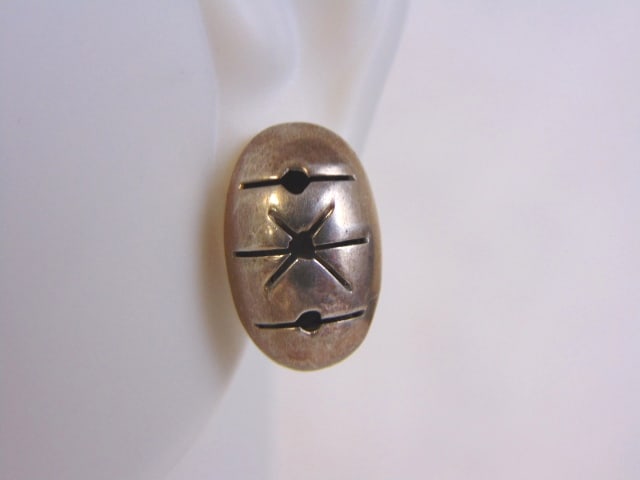 Womens Vintage Estate Sterling Silver Earrings: FOR SALE IS THIS PAIR OF WOMEN'S VINTAGE ESTATE STERLING SILVER EARRINGS. THE EARRINGS WEIGH 2.6g. THE EARRING MEASURES 5/8" IN LENGTH AND 3/8" IN WIDTH. MAKES A LOVELY GIFT FOR THAT SOMEONE SPECIAL. 