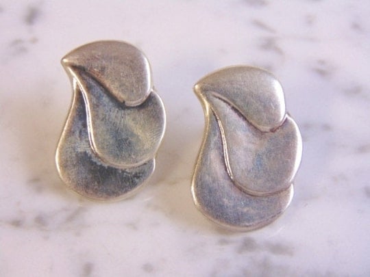 Womens Sterling Silver Modernist Clip On Earrings: FOR SALE IS THIS FINE PAIR OF STERLING SILVER MODERNIST CLIP ON EARRINGS. THE EARRINGS WEIGH 11.3g. AND MEASURE 1 1/4" IN LENGTH BY 3/4" WIDE. MAKES A LOVELY GIFT FOR THAT SOMEONE SPECIAL. IF ANY QUES