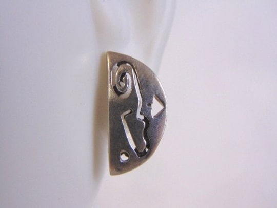Womens Vintage Estate Sterling Silver Earrings: FOR SALE IS THIS PAIR OF WOMEN'S VINTAGE ESTATE STERLING SILVER EARRINGS. THE EARRINGS WEIGH 2.6g. THE EARRING MEASURES 3/4" IN LENGTH AND 3/8" IN WIDTH. MAKES A LOVELY GIFT FOR THAT SOMEONE SPECIAL. 