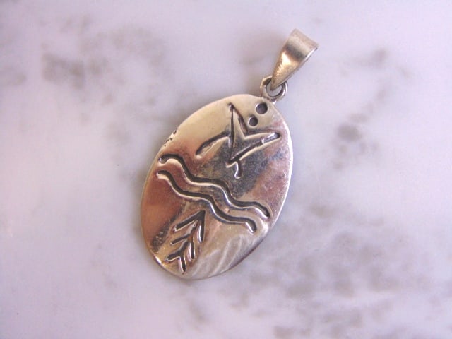 Womens Vintage Sterling Silver Southwestern Pendant: FOR SALE IS THIS LOVELY VINTAGE STERLING SILVER SOUTHWESTERN PENDANT. THE TOTAL WEIGHT IS 4.9g. THE PENDANT MEASURES 1 1/2" WIDE BY 3/4" LONG. MAKES A GREAT GIFT FOR THAT SPECIAL SOMEONE. ANY QUESTION