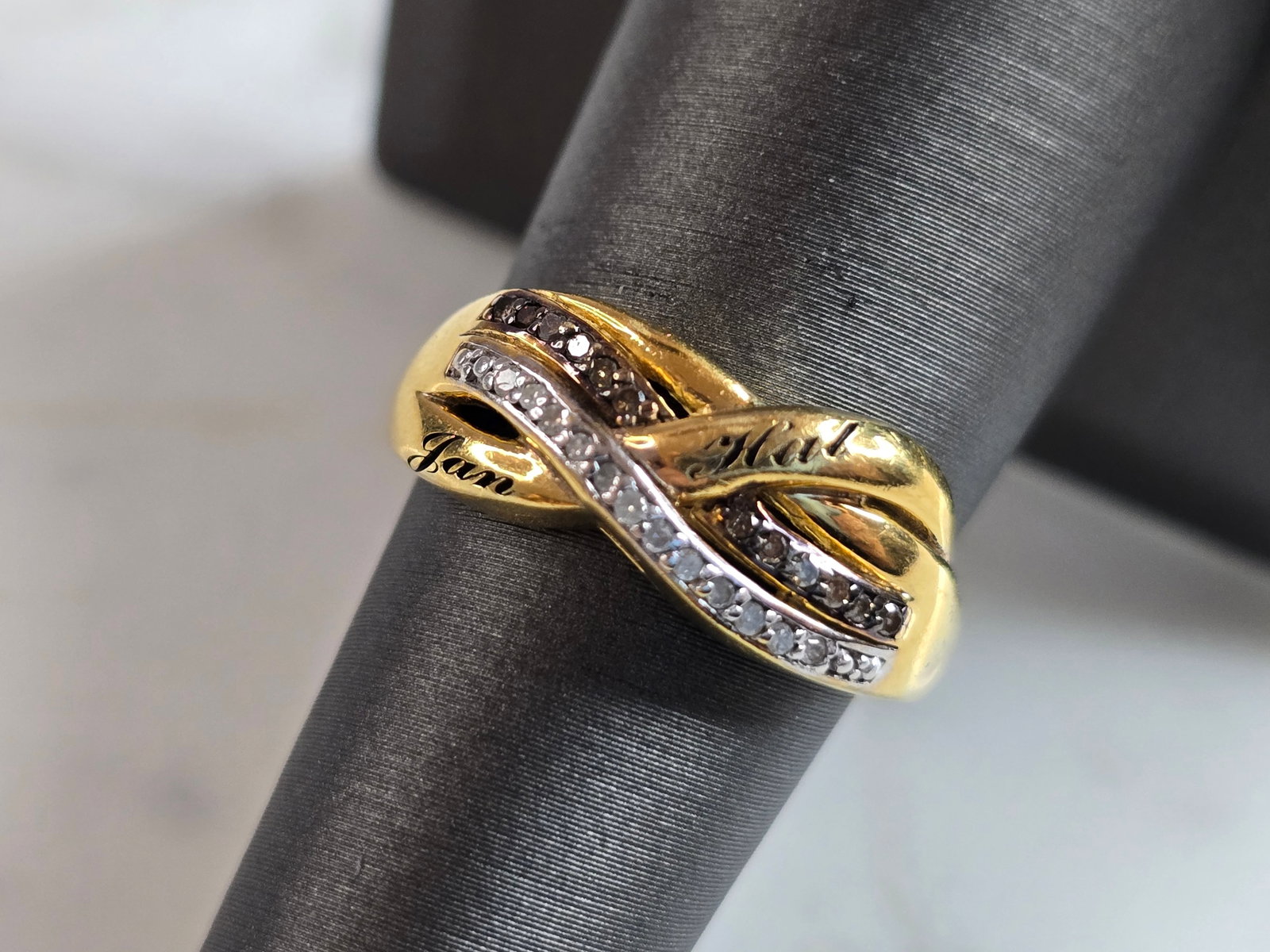Womens Vintage Estate Sterling Silver Diamond Ring: A WOMENS VINTAGE ESTATE STERLING SILVER GOLD TONE PEROSNALIZED DIAMOND RING. THE RING WEIGHS 3.8g, AND IS A SIZE 7.0. THERE ARE ABOUT 0.24cts OF WHITE AN CHOCOLATE DIAMONDS. THE WIDTH OF THE RING IS 3