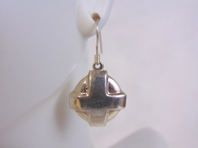 Womens Vintage Estate Sterling Silver Earrings: A PAIR OF WOMENS STERLING SILVER EARRINGS. EARRINGS WEIGH 4.8g AND MEASURES 1 1/4" LONG BY 3/4" WIDE. ANY QUESTIONS, PLEASE DO NOT HESITATE TO ASK. BE SURE TO CHECK OUT SOME OF MY OTHER GREAT ITEMS UP