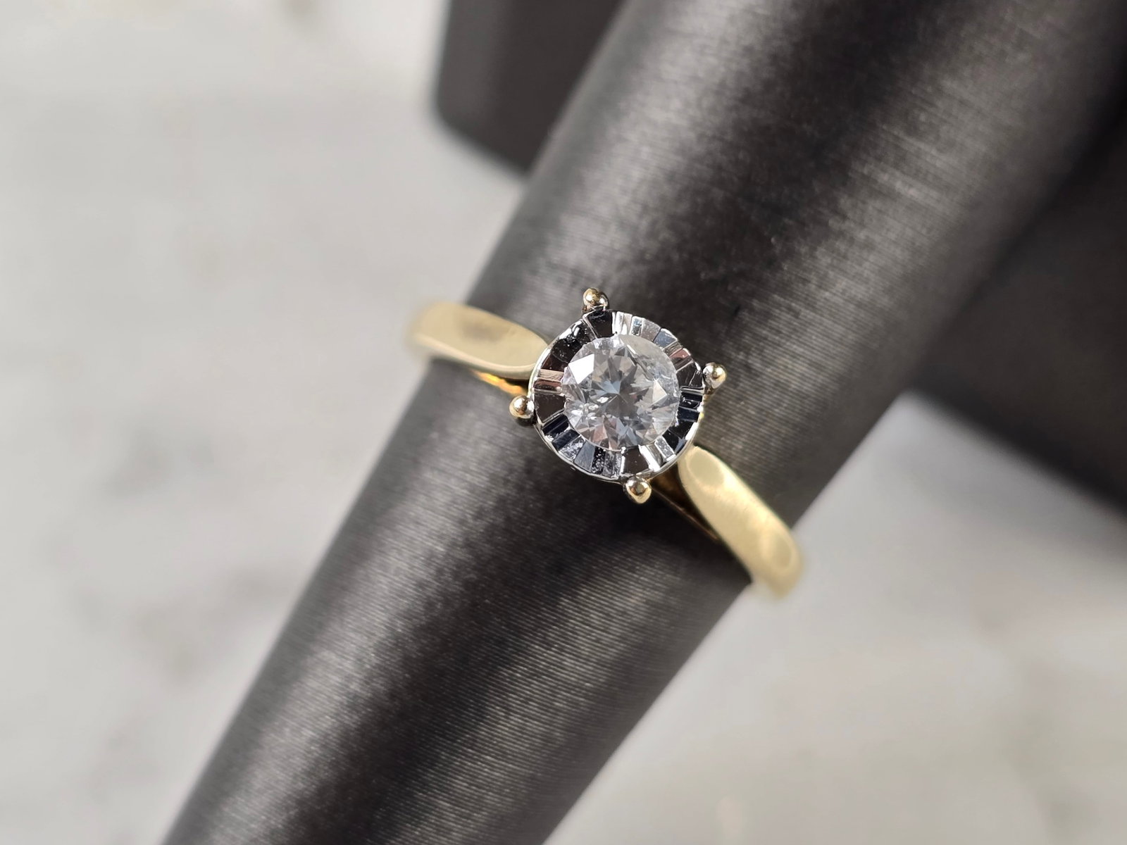 Womens Vintage Estate 10K Yellow Gold Diamond Ring: A WOMENS VINTAGE ESTATE 10K YELLOW GOLD DIAMOND RING. THE RING WEIGHS 2.7g, AND IS A SIZE 7.0. THE WIDTH OF THE RING IS 1/4". THE CENTER DIAMOND IS ABOUT 0.20cts WITH, TWO .07ct DIAMONDS. TOTAL AMOUNT