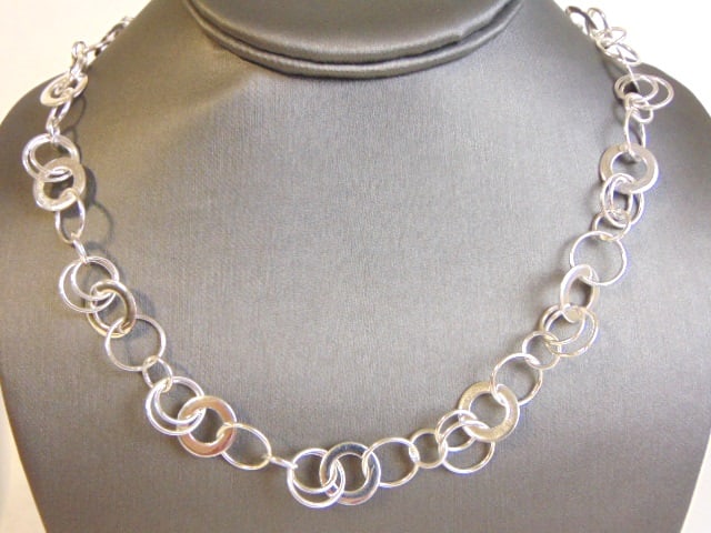 Womens Vintage Estate Sterling Silver Necklace: A WOMENS VINTAGE ESTATE .925 STERLING SILVER NECKLACE. NECKLACE WEIGHS 45.7g NECKLACE MEASURES 29 1/4" BY 1/2". MAKES A GREAT GIFT FOR THAT SOMEONE SPECIAL. IF ANY QUESTIONS, PLEASE ASK. BE SURE TO CH