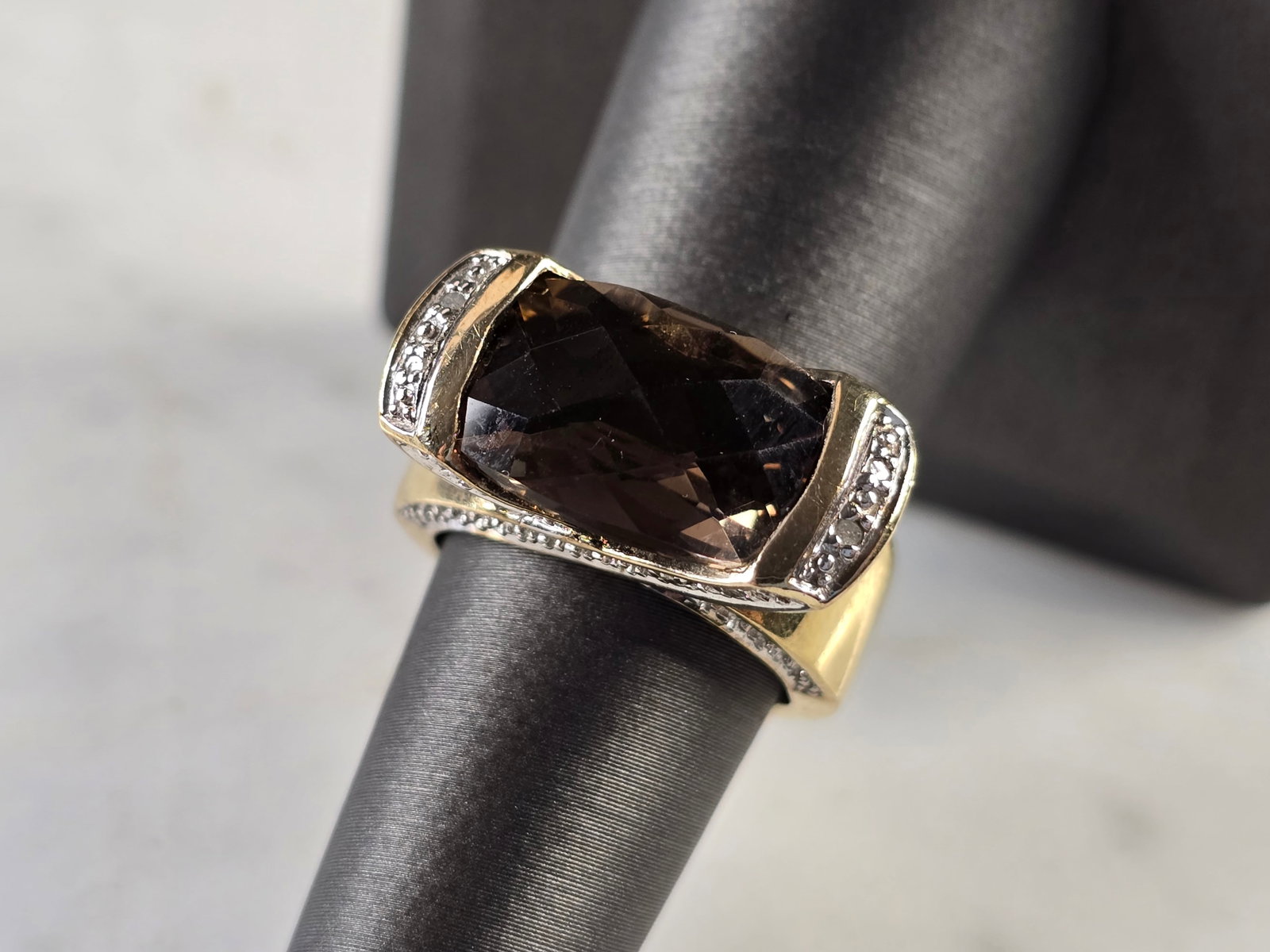 Womens Sterling Silver Gold Tone Modernist Smoky Quartz Ring: A WOMENS VINTAGE ESTATE STERLING SILVER GOLD TONE RING WITH A SMOKY QUARTZ STONE. RING WEIGHS 9.0g AND IS A SIZE 6.75. THE FACE MEASURES 7/8". RING IS STAMPED "925". ANY QUESTIONS PLEASE DO NOT HESITA