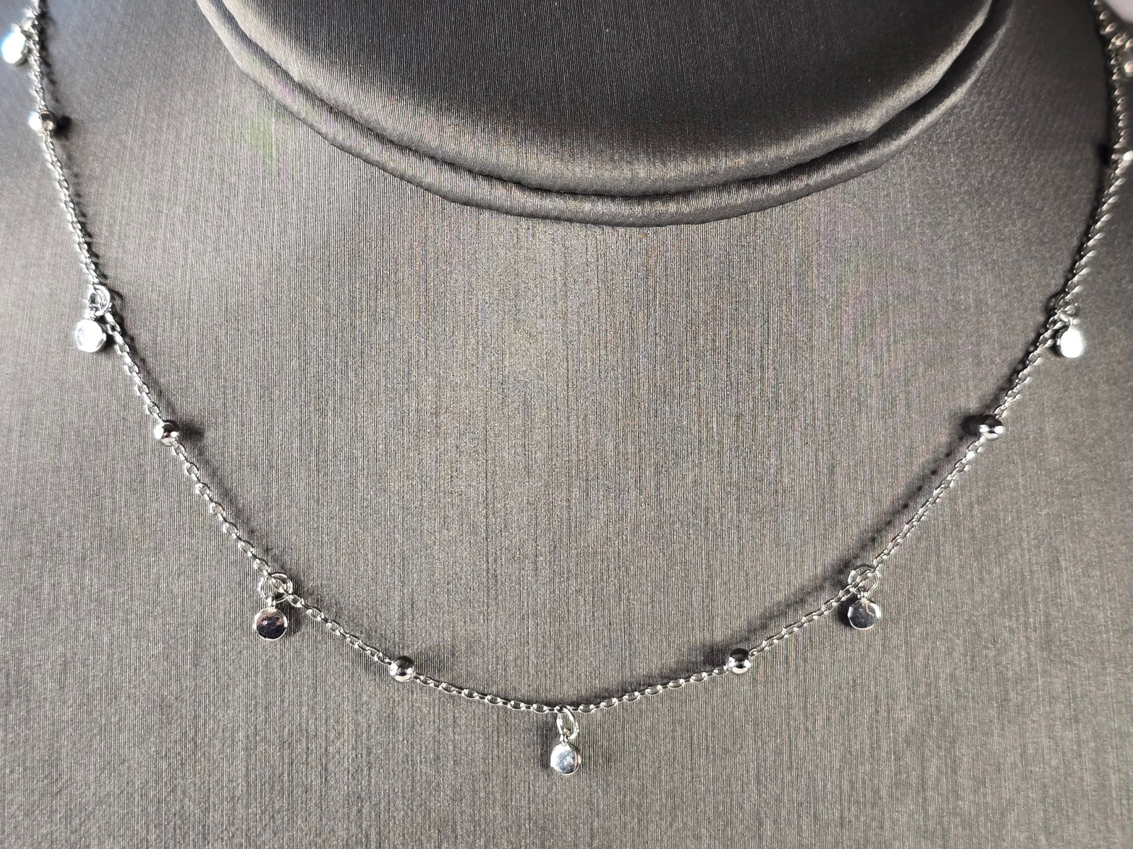 Womens Vintage Estate Sterling Silver Modernist Necklace: A WOMENS VINTAGE ESTATE STERLING SILVER MODERNIST NECKLACE. NECKLACE WEIGHS 2.3g AND MEASURES 16" LONG BY 1/8" WIDE. MAKES A GREAT GIFT FOR THAT SOMEONE SPECIAL. ANY QUESTIONS, PLEASE ASK. BE SURE TO 