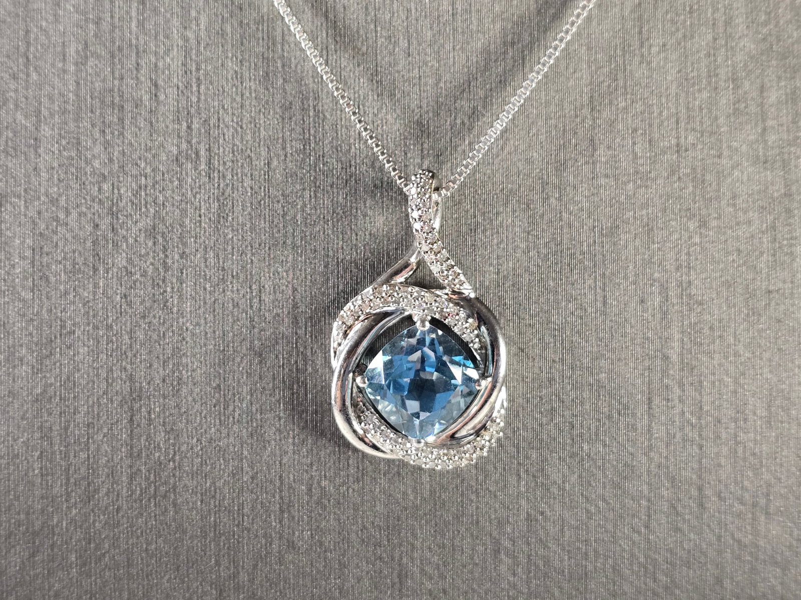 Womens Vintage Estate Sterling Silver Topaz Pendant Necklace: A WOMENS VINTAGE ESTATE STERLING SILVER TOPAZ COLORED MODERNIST PENDANT NECKLACE. NOT SURE IF THE STONE IS NATURAL OR MAN MADE. THE TOTAL WEIGHT IS 6.8g. NECKLACE IS 18" LONG, AND THE PENDANT IS 1" BY