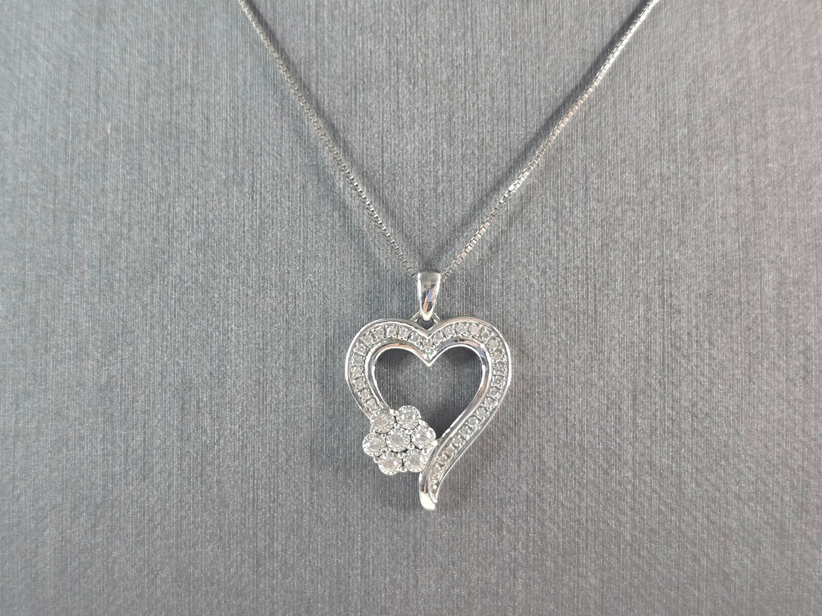 Womens Vintage Estate Sterling Silver Diamond Heart Pendant Necklace: A WOMEN'S VINTAGE ESTATE STERLING SILVER DIAMOND HEART PENDANT WITH NECKLACE. THE TOTAL WEIGHT IS 3.6g. THE NECKLACE MEASURES 18 1/2" LONG AND THE PENDANT MEASURES 1" BY 3/4". THERE ARE ABOUT 0.53cts 