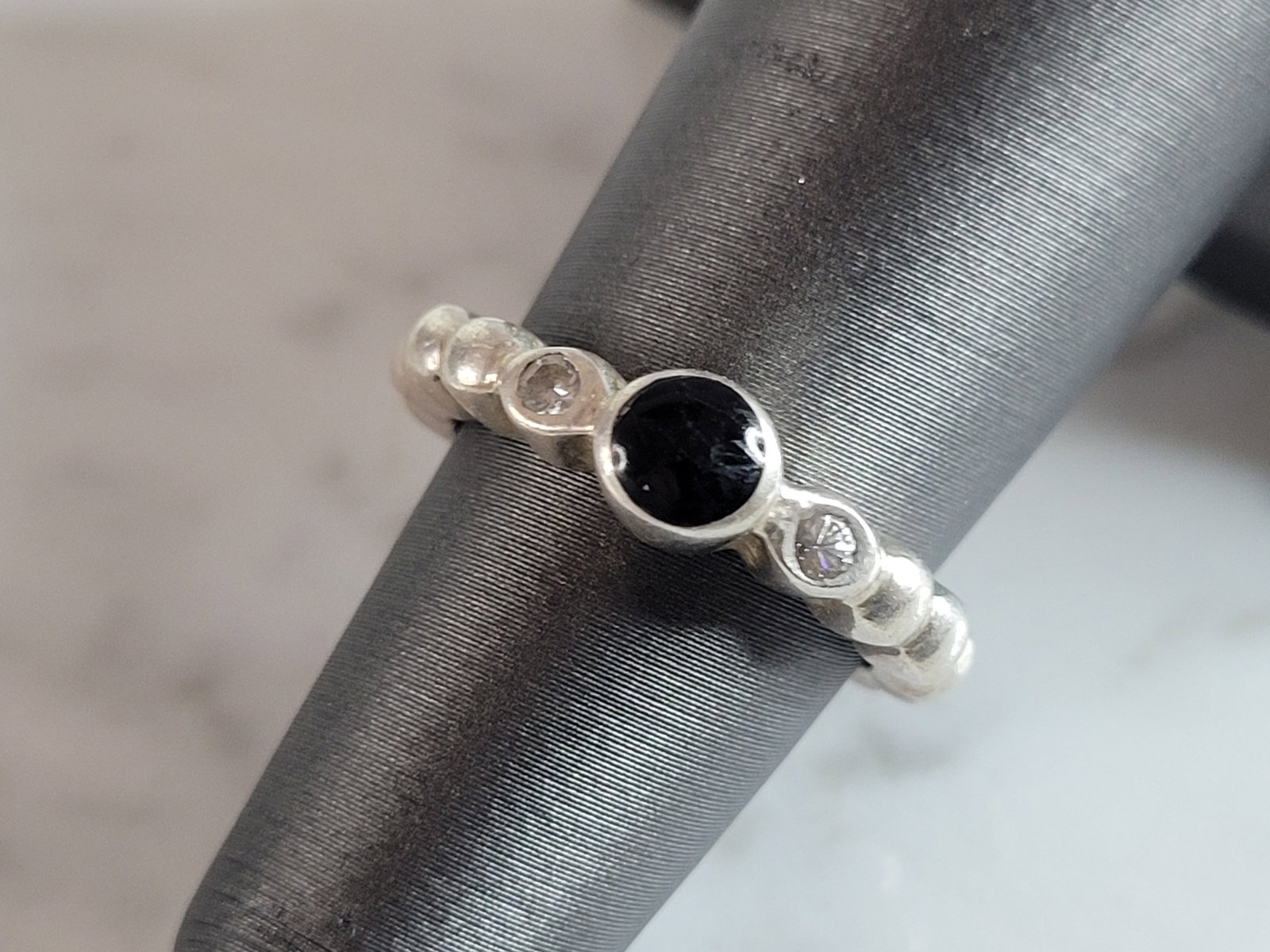 Womens Vintage Estate Sterling Silver Modernist Onyx Ring: A WOMENS VINTAGE ESTATE STERLING SILVER MODERNIST ONYX RING. THE RING WEIGHS 3.3g, AND IS A SIZE 5.0. THE WIDTH OF THE RING IS 3/16". ANY QUESTIONS PLEASE DO NOT HESITATE TO ASK. BE SURE TO CHECK OUT 
