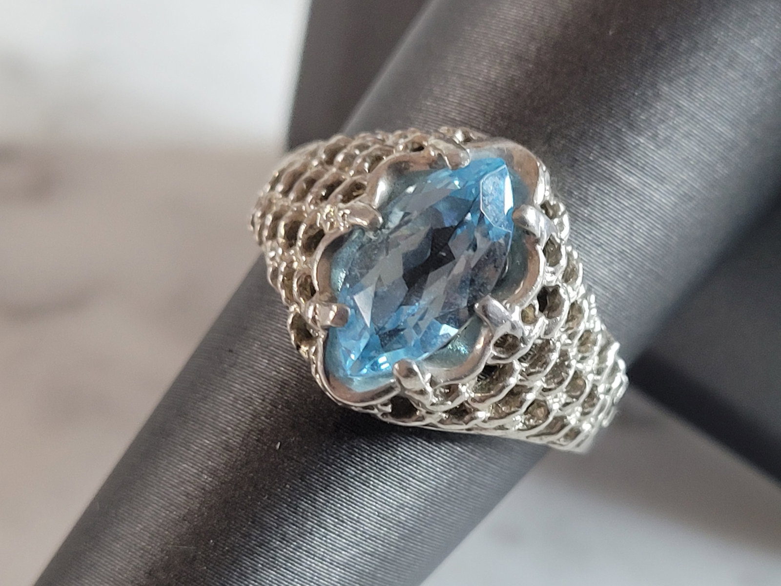Womens Vintage Estate Sterling Silver Topaz Ring: A WOMENS VINTAGE ESTATE STERLING SILVER TOPAZ COLORED RING. NOT SURE IF THE STONE IS REAL OR NOT. THE RING WEIGHS 4.6g, AND MEASURES 5/8" WIDE. THE SIZE OF THE RING IS A 9.0. ANY QUESTIONS PLEASE DO N