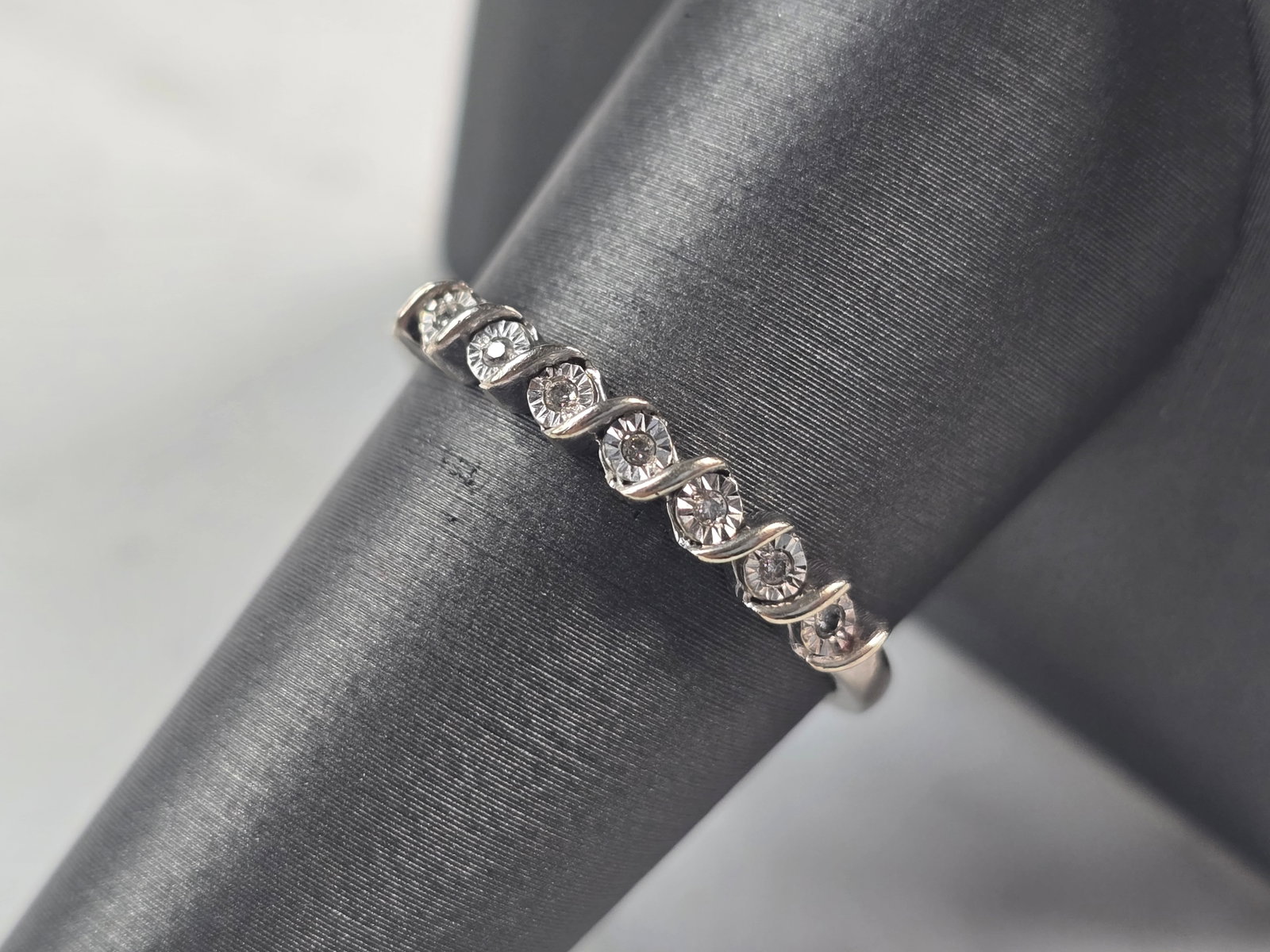 Womens Vintage Estate 10K White Gold Diamond Ring: A WOMENS VINTAGE ESTATE 10K WHITE GOLD DIAMOND RING. THE TOTAL WEIGHT IS 1.9g, AND IS A SIZE 8.75. THERE ARE ABOUT 0.07cts OF DIAMONDS IN THE RING. THE WIDTH OF THE RING IS 1/8". MAKES A GREAT GIFT FO