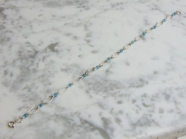 Womens Vintage Estate Sterling Silver Bracelet: FOR SALE IS A LOVELY VINTAGE ESTATE STERLING SILVER BRACELET THAT MEASURES 8 3/4" LONG BY 1/4" WIDE AND WEIGHS 3.3g. THIS WOULD MAKE A LOVELY GIFT FOR THAT SOMEONE SPECIAL. ANY QUESTIONS, PLEASE DON'T