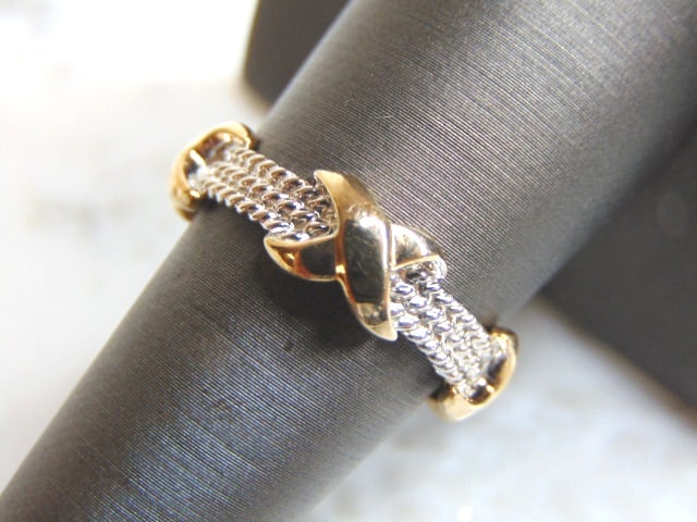 Womens Vintage Estate Sterling Silver Ring: FOR SALE IS THIS LOVELY VINTAGE STERLING SILVER RING. THE TOTAL WEIGHT IS 4.2g, AND IS A SIZE 7.0. THIS RING WOULD MAKE A GREAT GIFT FOR SOMEONE SPECIAL. ANY QUESTIONS PLEASE DONT HESITATE TO ASK. BE 