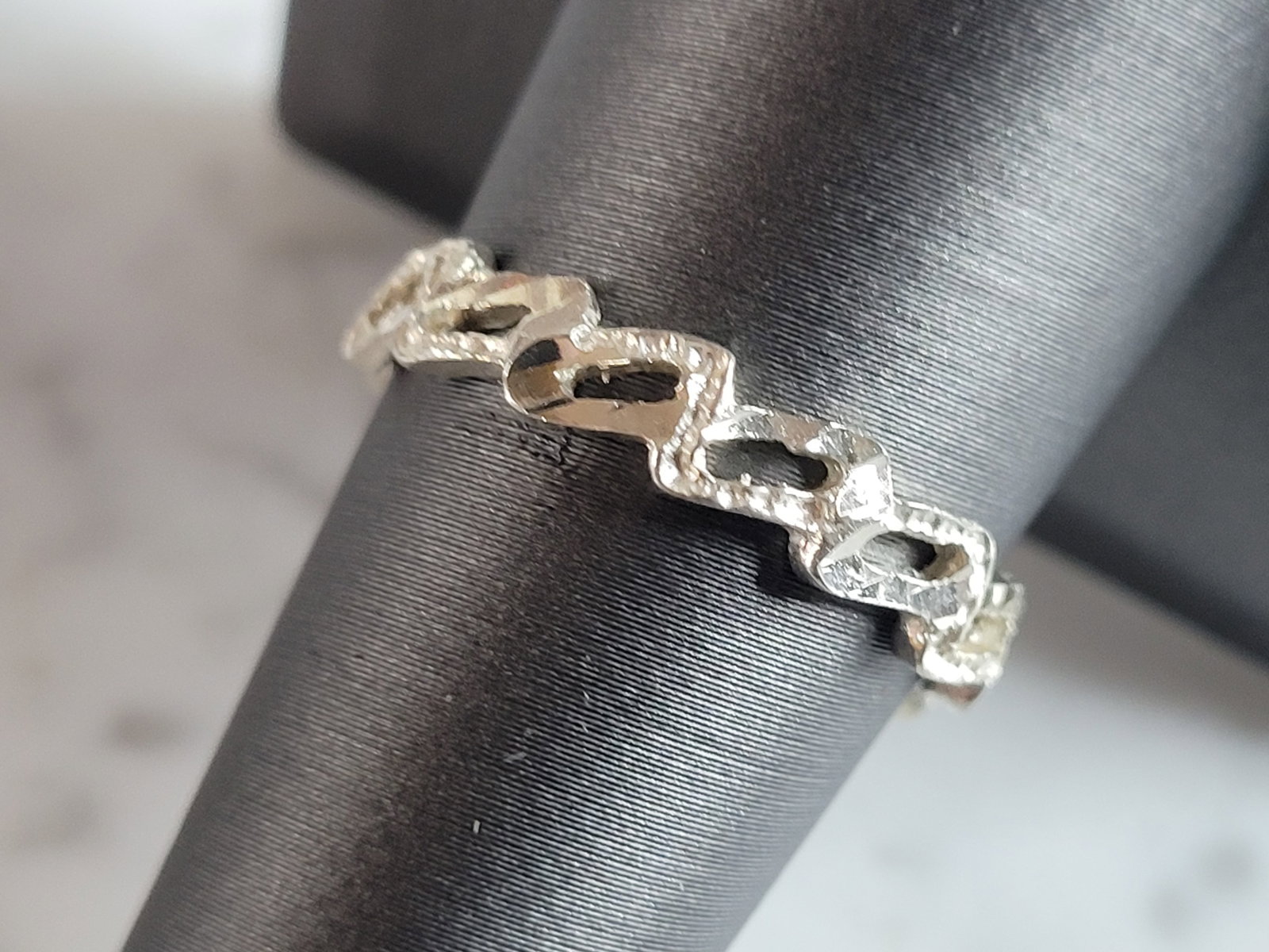Womens Vintage Estate Sterling Silver Modernist Ring: A WOMENS VINTAGE ESTATE STERLING SILVER MODERNIST RING. THE RING WEIGHS 2.1g, AND IS A SIZE 8.75. THE WIDTH OF THE RING IS 1/8". ANY QUESTIONS PLEASE DO NOT HESITATE TO ASK. BE SURE TO CHECK OUT SOME 