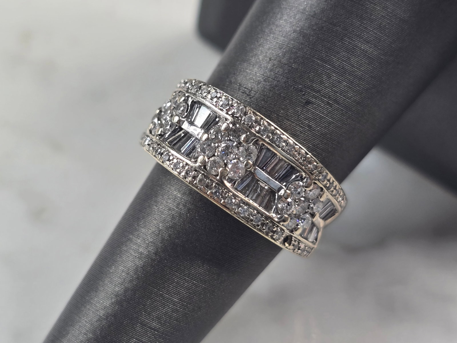 Womens Vintage Estate 14K White Gold Diamond Ring: A WOMENS VINTAGE ESTATE 14K WHITE GOLD DIAMOND RING WITH ABOUT 1.73cts OF DIAMONDS IN IT. THE RING WEIGHS 6.1g. THE SIZE OF THE RING IS A 7.0. THE WIDTH OF THE RING IS 3/8". THERE IS ONE DIAMOND MISSI
