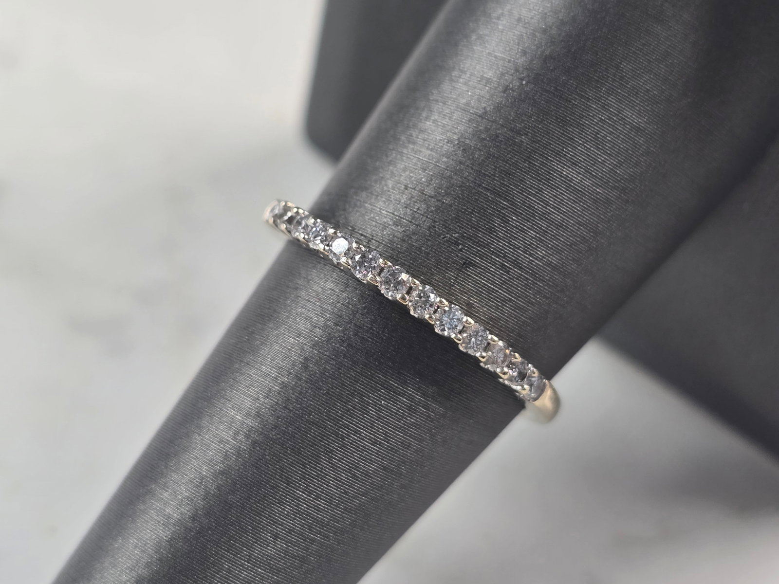 Womens Vintage Estate 14k White Gold Diamond Ring: A WOMENS VINTAGE ESTATE 14K WHITE GOLD DIAMOND RING. THE RING WEIGHS 1.9g, AND IS A SIZE 8.0. THE CARAT WEIGHT OF THE DIAMONDS ARE ABOUT 0.26cts. THE WIDTH OF THE RING IS ABOUT 1/16". RING IS MARKED O