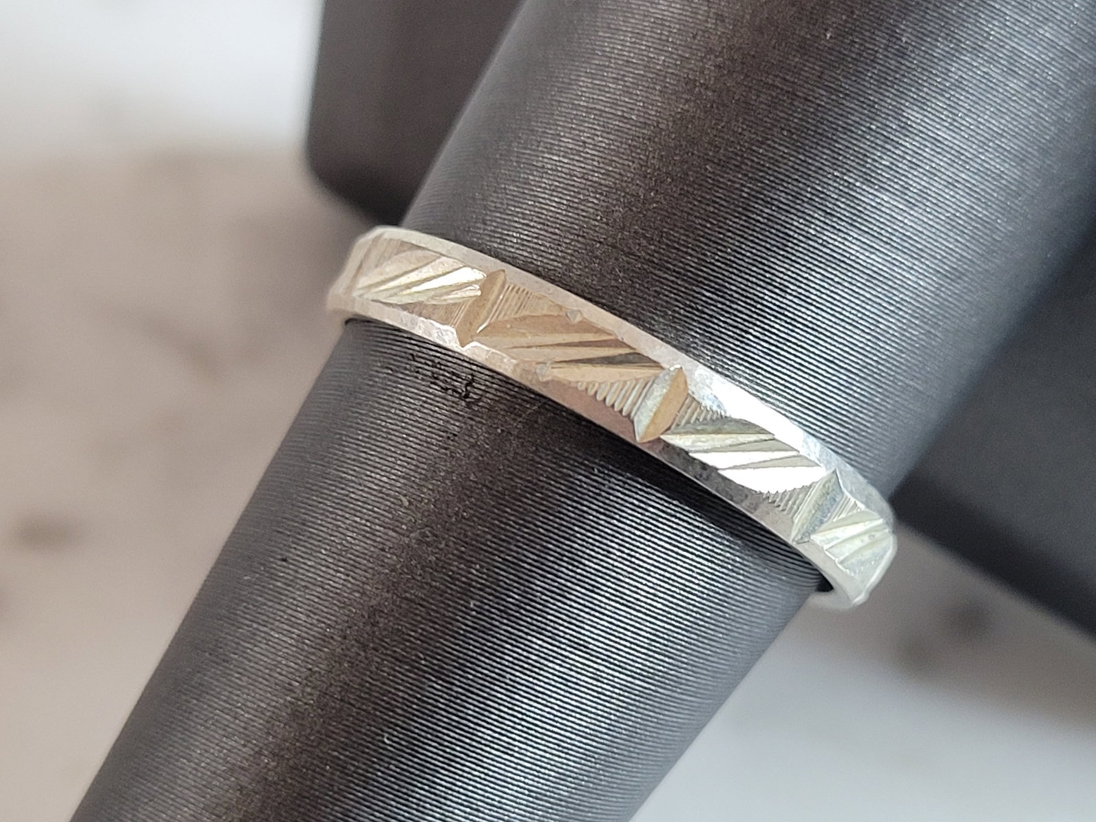 Womens Vintage Estate Sterling Silver Modernist Ring: A WOMENS VINTAGE ESTATE STERLING SILVER MODERNIST RING. THE RING WEIGHS 2.0g, AND IS A SIZE 9.0. THE WIDTH OF THE RING IS 1/8". ANY QUESTIONS PLEASE DO NOT HESITATE TO ASK. BE SURE TO CHECK OUT SOME O