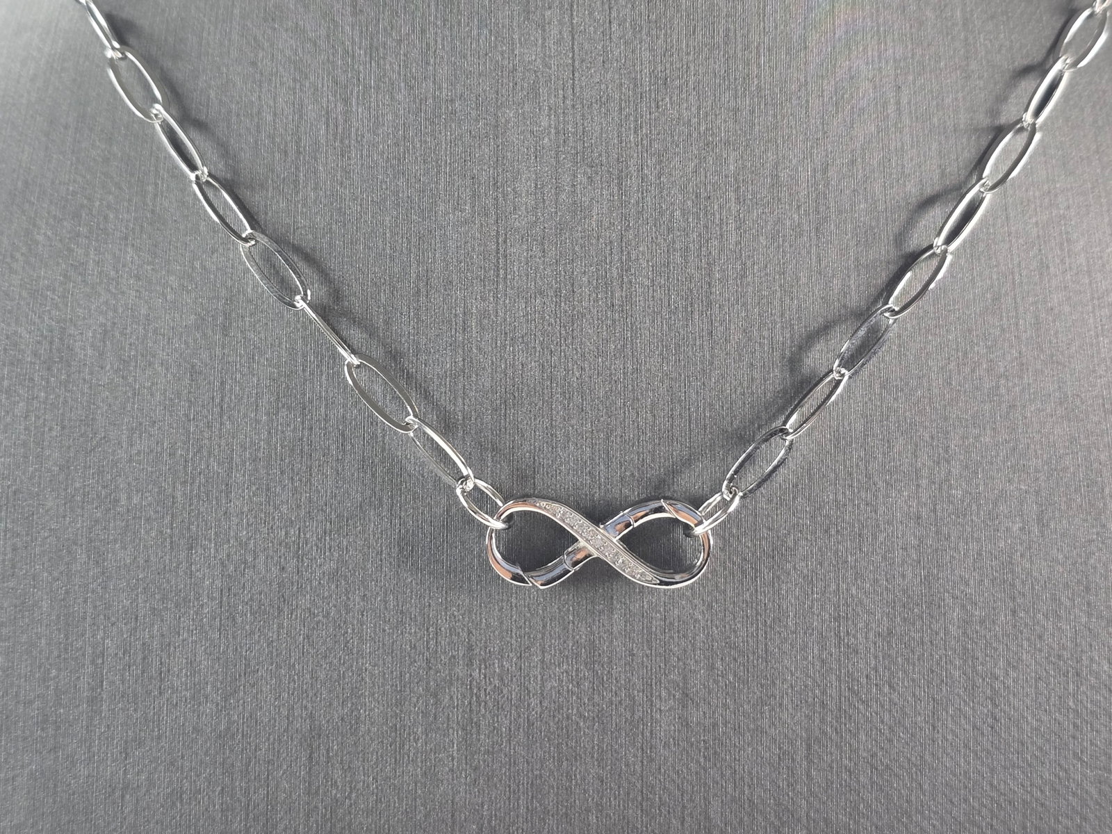 Womens Sterling Silver Hercules Knot Necklace: A WOMENS STERLING SILVER HERCULES KNOT NECKLACE. THE TOTAL WEIGHT IS 6.7g. THE NECKLACE MEASURES 18 1/2" LONG. THE PENDANT MEASURES 7/8" LONG BY 3/8" WIDE. MAKES A GREAT GIFT FOR THAT SPECIAL SOMEONE.
