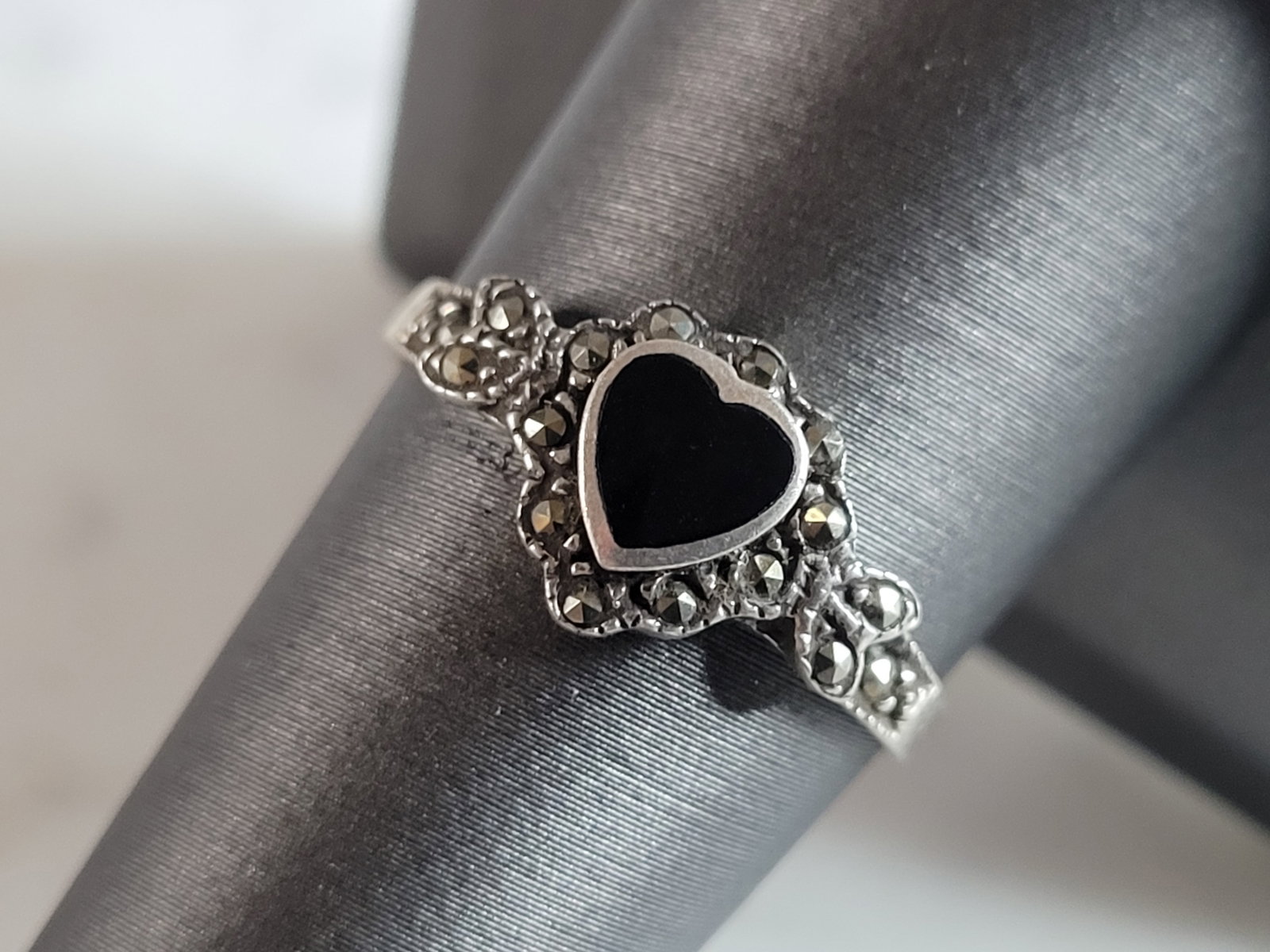 Womens Vintage Estate Sterling Silver Heart Shaped Ring (1 of 5)