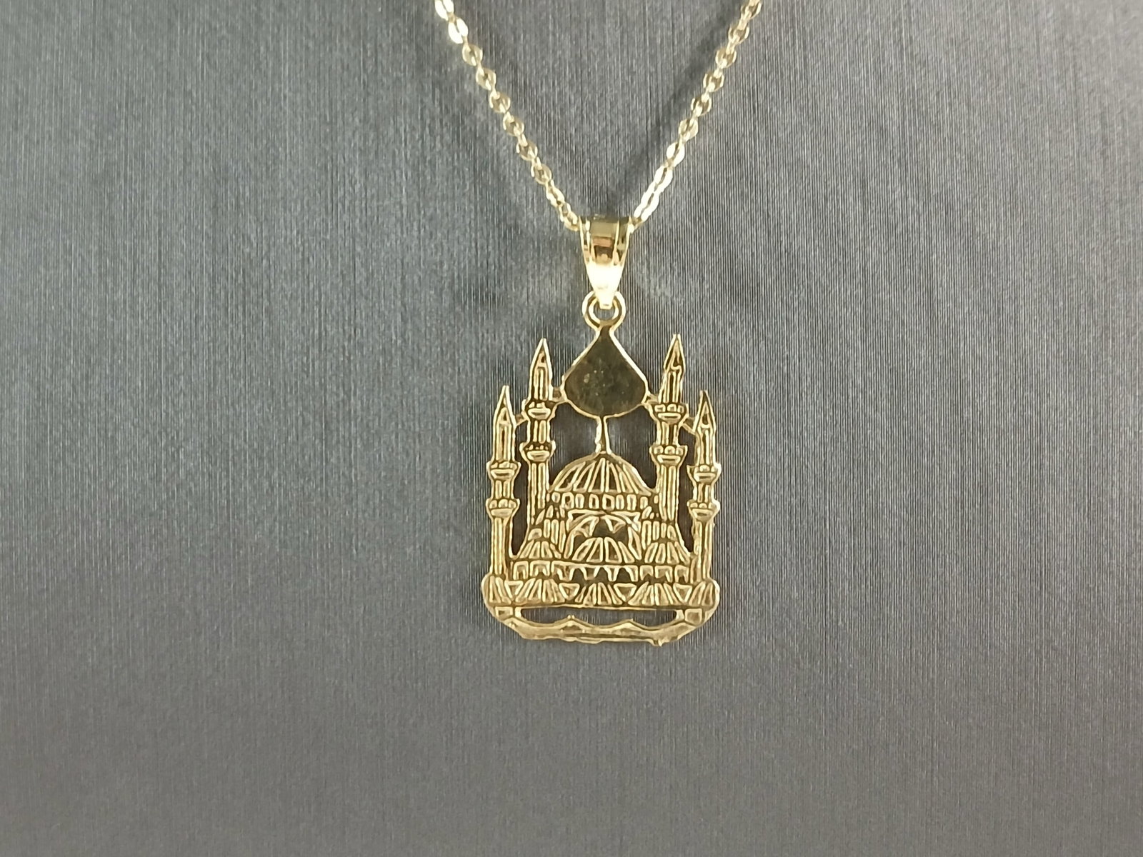 Sterling Silver GT Religious Muslim Islam Mosque Pendant Necklace: A STERLING SILVER GOLD TONE RELIGIOUS MUSLIM ISLAM, MOSQUE PENDANT WITH NECKLACE. THE PENDANT MEASURES 1 1/8" LONG BY 5/8" WIDE. THE NECKLACE MEASURES 18" LONG, AND IS ADJUSTABLE TO 16" LONG. THE TOTA