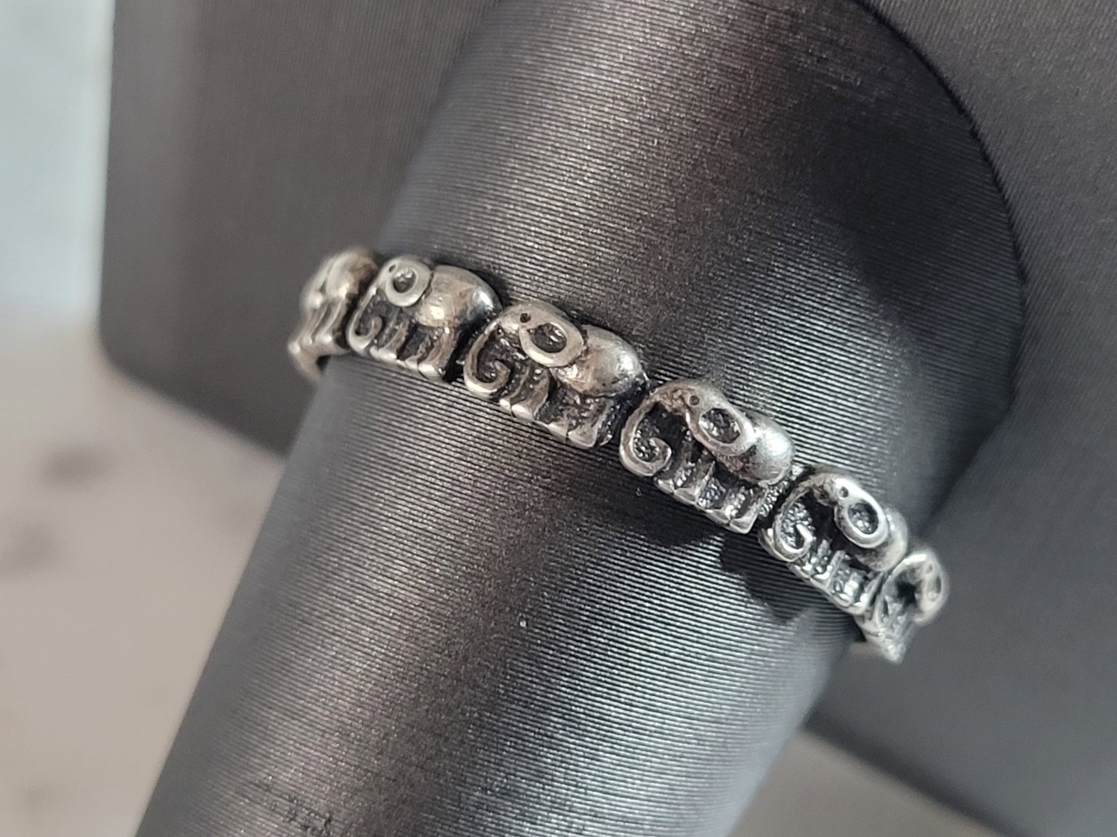 Womens Vintage Estate Sterling Silver Elephant Ring: A WOMENS VINTAGE ESTATE STERLING SILVER ELEPHANT RING. RING WEIGHS 2.2g AND IS A SIZE 12.0 THE WIDTH OF THE RING IS 1/8". THIS WOULD MAKE A NICE GIFT FOR THAT SOMEONE SPECIAL. ANY OTHER QUESTIONS PLEA