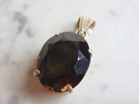 Womens Vintage Sterling Silver Grossular Stone Pendant: A WOMENS VINTAGE ESTATE STERLING SILVER GROSSULAR STONE PENDANT. NOT SURE IF STONES ARE REAL OR MAN MADE. PENDANT WEIGHS 11.0g AND PENDANT MEASURES 1 3/8" LONG BY 5/8" WIDE. MAKES A GREAT GIFT FOR THA