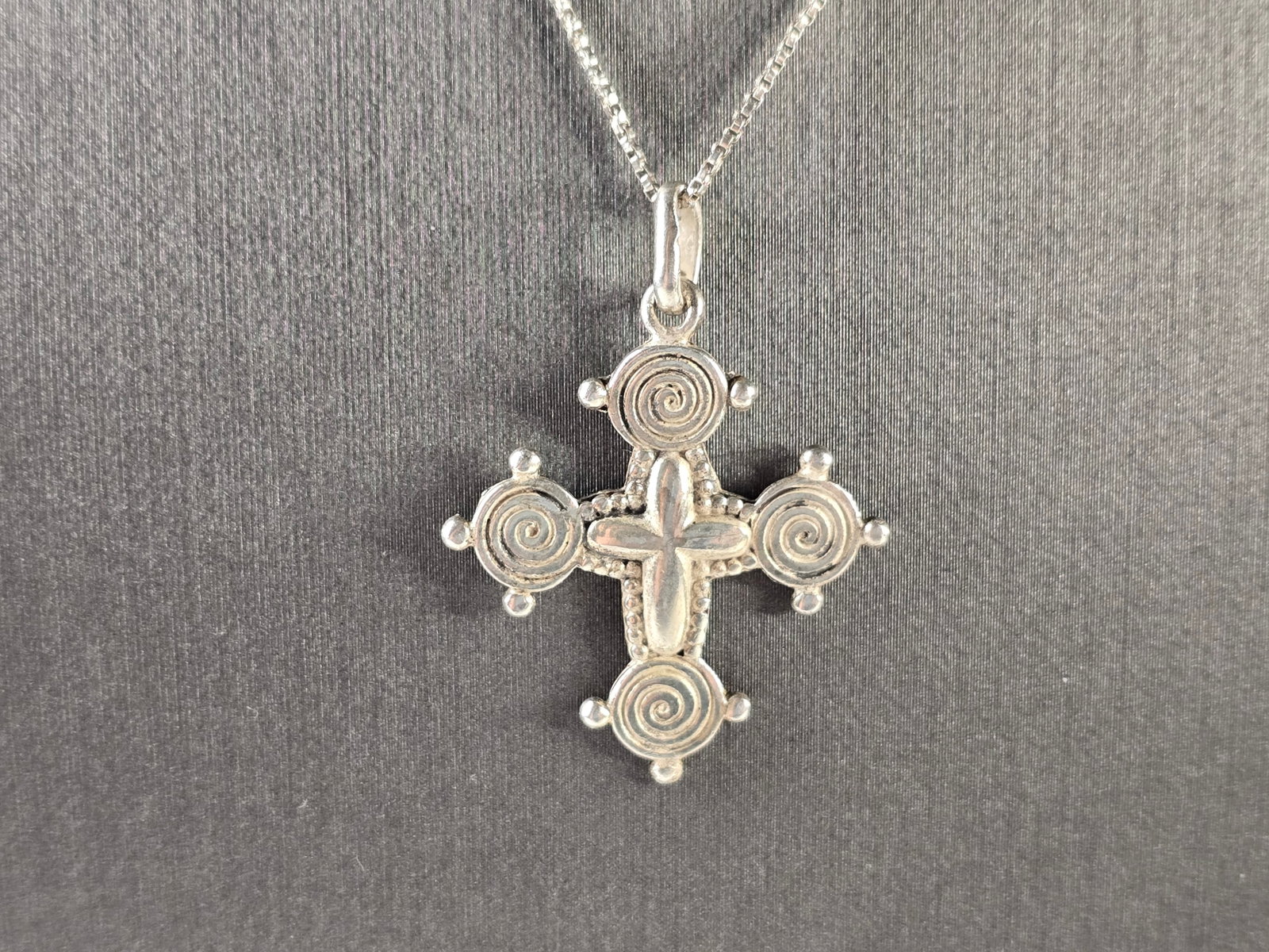 Womens Vintage Estate Sterling Silver Religious Cross Necklace: A WOMENS VINTAGE ESTATE STERLING SILVER CROSS PENDANT WITH NECKLACE THAT WEIGHS 4.9g. THE NECKLACE MEASURES 20 3/4" LONG, AND THE PENDANT MEASURES 1 1/4" LONG BY 1" WIDE. ANY QUESTIONS PLEASE DONT HES