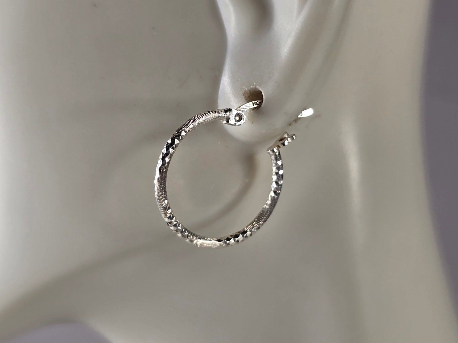 Womens Vintage Estate Sterling Silver Hoop Earrings: A PAIR OF WOMENS VINTAGE ESTATE STERLING SILVER HOOP EARRINGS. EARRINGS WEIGH 1.2g, AND MEASURES 3/4" BY 3/4". ANY QUESTIONS, PLEASE DO NOT HESITATE TO ASK. BE SURE TO CHECK OUT SOME OF MY OTHER GREAT