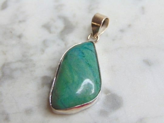 Womens Vintage Sterling Silver Variscite Stone Pendant: A WOMENS VINTAGE ESTATE STERLING SILVER VARISCITE STONE PENDANT. NOT SURE IF STONE IS REAL OR MAN MADE. PENDANT WEIGHS 7.3g AND PENDANT MEASURES 1 7/8" LONG BY 3/4" WIDE. MAKES A GREAT GIFT FOR THAT S