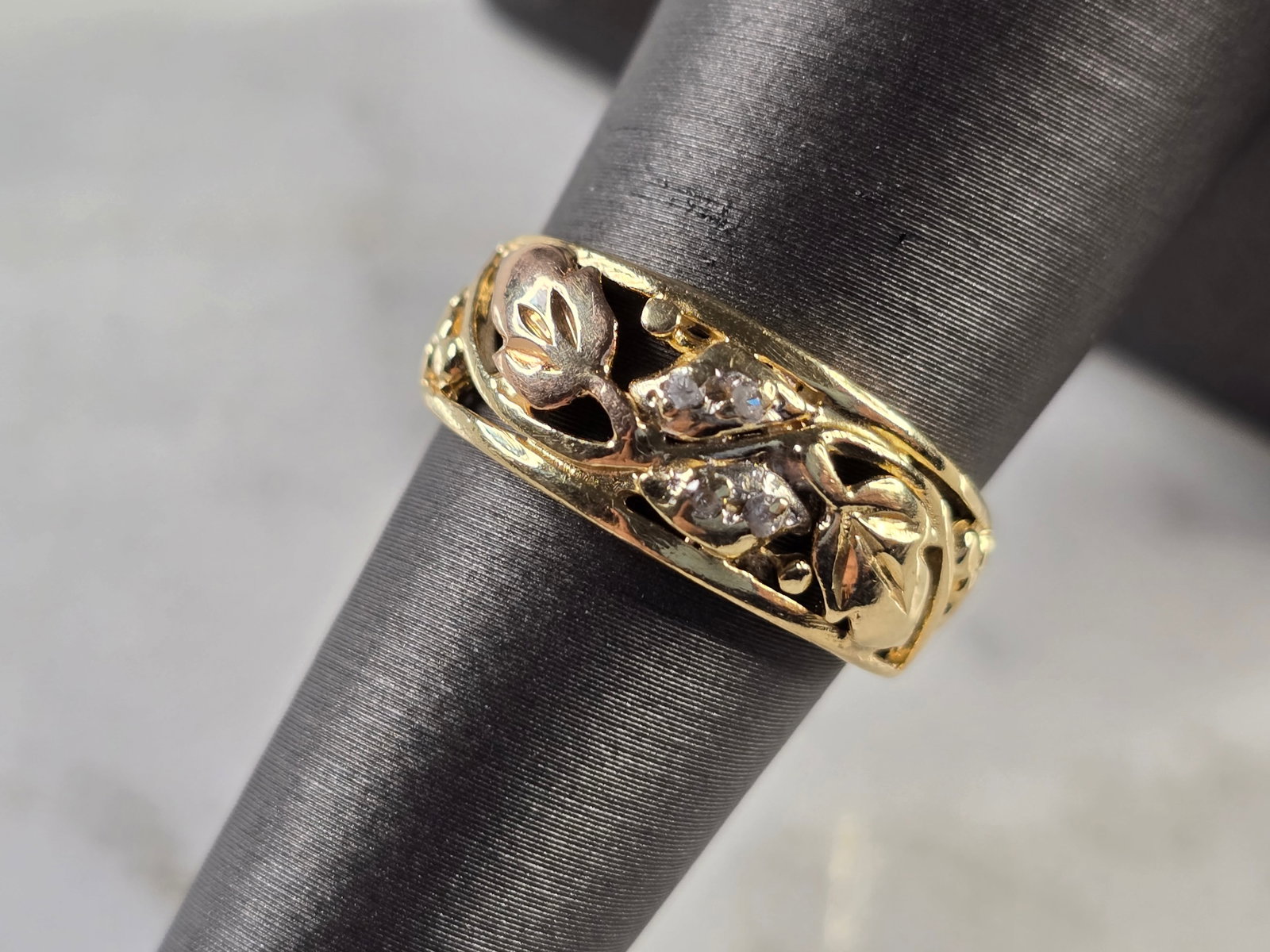 Womens Vintage Estate 14K Yellow & Rose Gold Diamond Ring: A WOMENS VINTAGE ESTATE 14K YELLOW & ROSE GOLD DIAMOND RING. THE TOTAL WEIGHT IS 3.8g, AND IS A SIZE 7.0. RING HAS 4 TINY DIAMONDS IN IT. THE WIDTH OF THE RING IS 5/16". ANY QUESTIONS PLEASE DONT HESI