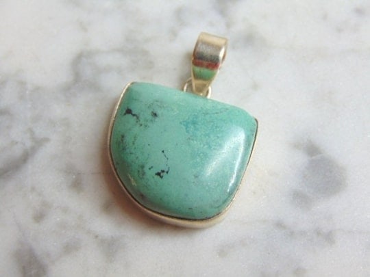 Womens Vintage Sterling Silver Variscite Stone Pendant: A WOMENS VINTAGE ESTATE STERLING SILVER VARISCITE STONE PENDANT . NOT SURE IF STONE IS REAL OR MAN MADE. PENDANT WEIGHS 8.7g AND PENDANT MEASURES 1 3/8" LONG BY 1" WIDE. MAKES A GREAT GIFT FOR THAT SO