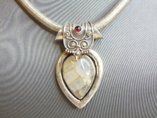 Womens Sterling Silver Quartz Stone Pendant W/ Necklace: A WOMENS VINTAGE ESTATE STERLING SILVER QUARTZ STONE PENDANT WITH NECKLACE. NOT SURE IF STONE IS REAL OR MAN MADE. TOGETHER NECKLACE AND PENDANT WEIGHS 106.7g AND PENDANT MEASURES 2 1/8" LONG BY 1 1/4