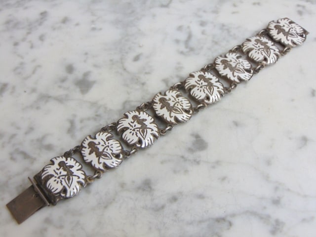 Womens Vintage Estate Sterling Silver Bracelet: FOR SALE IS A LOVELY VINTAGE ESTATE STERLING SILVER BRACELET. BRACELET MEASURES 7 1/2" LONG BY 1" WIDE AND WEIGHS 36.4g. THIS WOULD MAKE A LOVELY GIFT FOR THAT SOMEONE SPECIAL. ANY QUESTIONS, PLEASE D