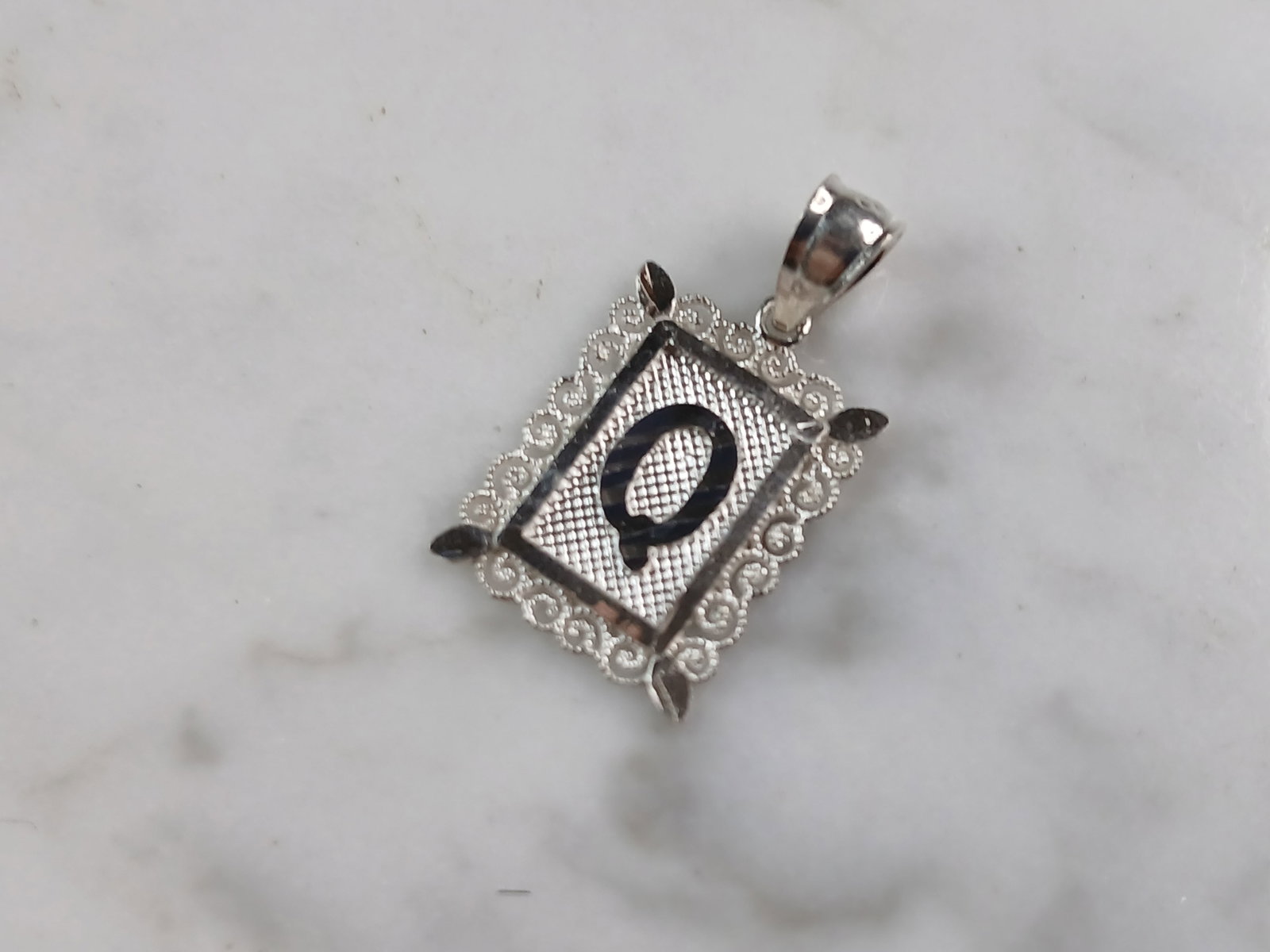 Womens Sterling Silver Initial Letter " Q " Pendant: A WOMENS STERLING SILVER INITIAL LETTER "Q" PENDANT. PENDANT WEIGHS 1.0g AND MEASURES 7/8" LONG BY 1/2" WIDE. MAKES A GREAT GIFT FOR THAT SOMEONE SPECIAL. ANY QUESTIONS, PLEASE ASK. BE SURE TO CHECK O