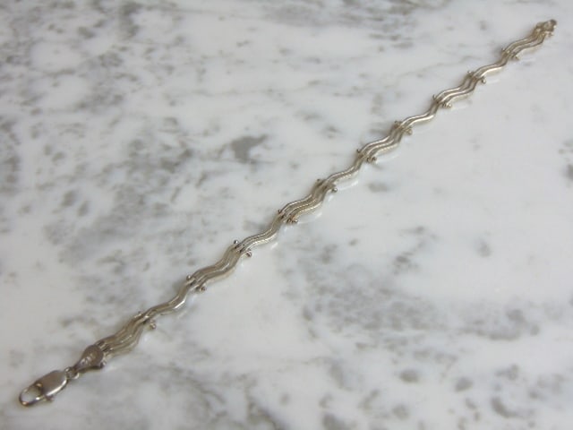 Womens Vintage Estate Sterling Silver Link Bracelet: FOR SALE IS A LOVELY VINTAGE ESTATE STERLING SILVER LINK BRACELET THAT MEASURES 8" LONG BY 3/8" WIDE AND WEIGHS 10.3g. THIS WOULD MAKE A LOVELY GIFT FOR THAT SOMEONE SPECIAL. ANY QUESTIONS, PLEASE DON