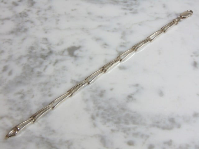 Womens Vintage Estate Sterling Silver Link Bracelet: FOR SALE IS A LOVELY VINTAGE ESTATE STERLING SILVER LINK BRACELET THAT MEASURES 7 1/4" LONG BY 1/4" WIDE AND WEIGHS 9.7g. THIS WOULD MAKE A LOVELY GIFT FOR THAT SOMEONE SPECIAL. ANY QUESTIONS, PLEASE 