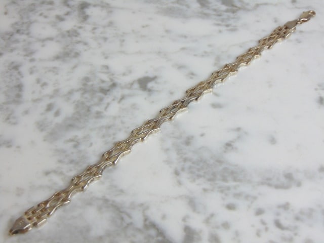 Womens Vintage Estate Sterling Silver Link Bracelet: FOR SALE IS A LOVELY VINTAGE ESTATE STERLING SILVER LINK BRACELET THAT MEASURES 8 5/8" LONG BY 3/8" WIDE AND WEIGHS 20.1g. THIS WOULD MAKE A LOVELY GIFT FOR THAT SOMEONE SPECIAL. ANY QUESTIONS, PLEASE