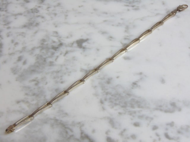 Womens Vintage Estate Sterling Silver Link Bracelet: FOR SALE IS A LOVELY VINTAGE ESTATE .925 STERLING SILVER LINK BRACELET THAT MEASURES 7 7/8" LONG BY 1/8" WIDE AND WEIGHS 8.9g. THIS WOULD MAKE A LOVELY GIFT FOR THAT SOMEONE SPECIAL. ANY QUESTIONS, PL