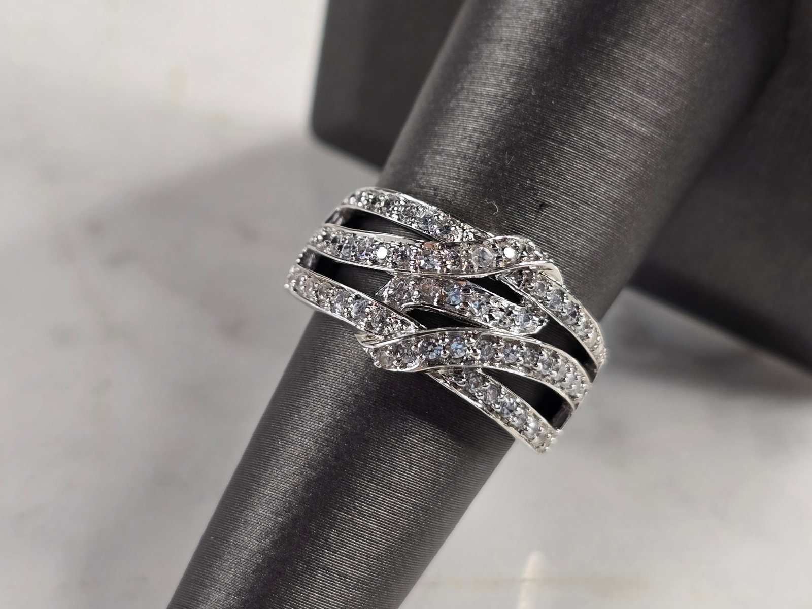 Womens Vintage Estate Sterling Silver Modernist CZ Ring: A WOMENS VINTAGE ESTATE STERLING SILVER CZ RING. THE RING SIZE IS A 6.75, AND WEIGHS 4.7g. THE WIDTH OF THE RING IS 3/8". THIS WOULD MAKE A NICE GIFT FOR THAT SOMEONE SPECIAL. ANY QUESTIONS PLEASE DO 