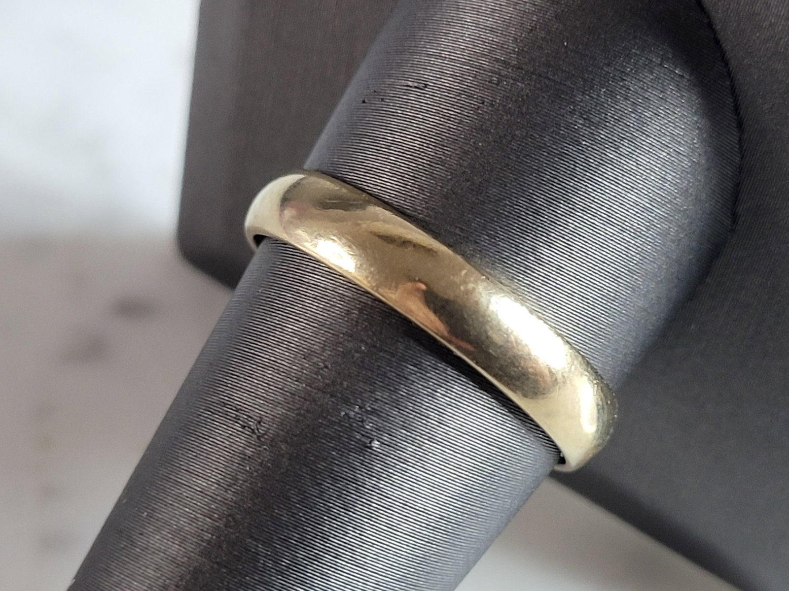 Mens Vintage Estate 14k Yellow Gold Wedding Band Ring: A MENS VINTAGE ESTATE 14K YELLOW GOLD WEDDING BAND RING. THE RING IS A SIZE 11.0 AND WEIGHS 3.6g. THE WIDTH OF THE RING IS 3/16". THE RING MAKES A WONDERFUL GIFT FOR THAT SOMEONE SPECIAL.