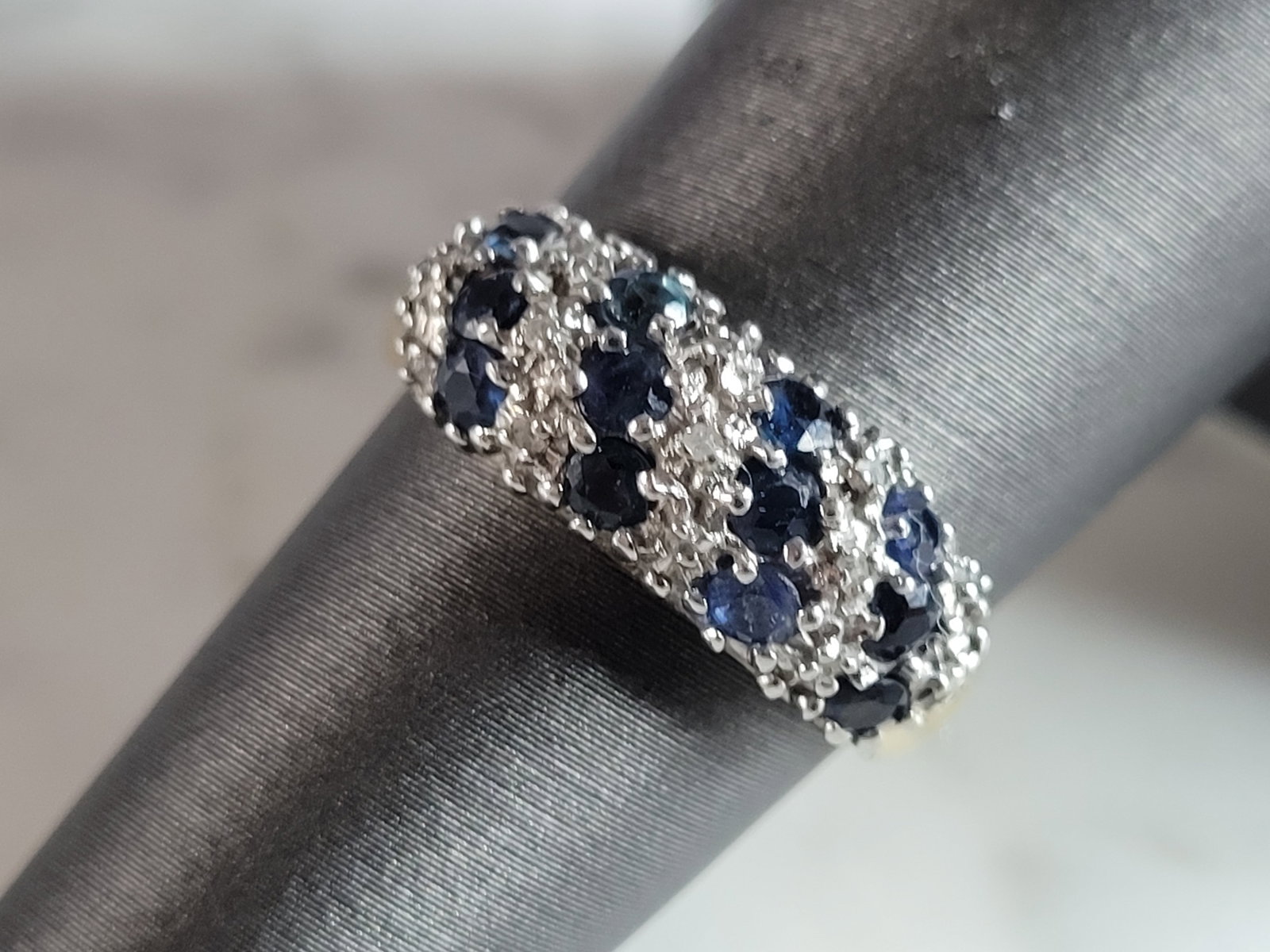 Womens Vintage Estate 14K Gold Sapphire & Diamond Ring: A WOMENS VINTAGE ESTATE 14K GOLD SAPPHIRE & DIAMOND RING. THE RING IS A SIZE 6.0 AND WEIGHS 3.1g. THERE ARE ABOUT 0.11cts OF DIAMONDS IN THIS RING. THE WIDTH OF THE RING IS 1/4". RING IS MARKED ON THE