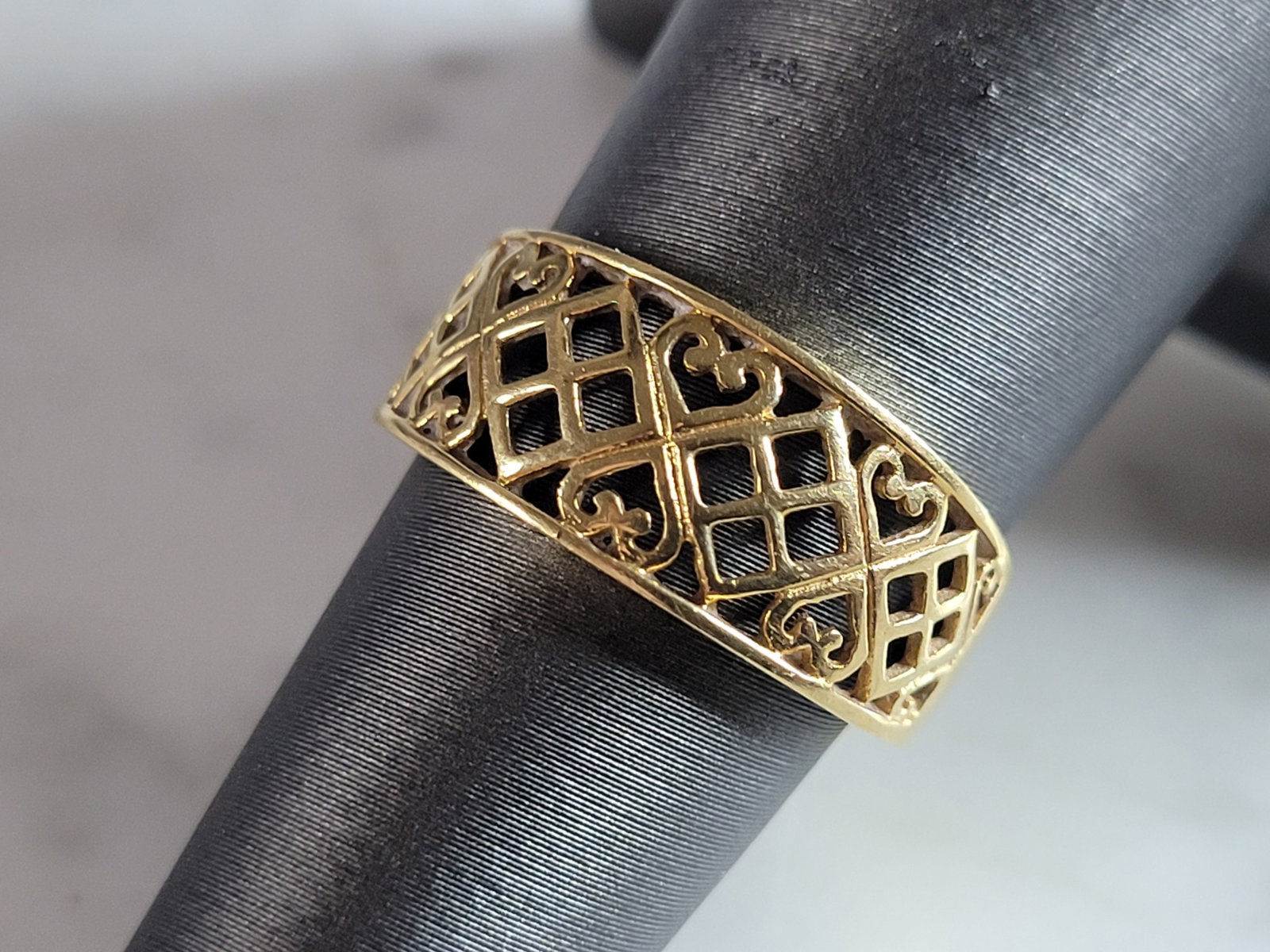 Womens Vintage Estate 18K Gold Filigree Heart Band Ring: A WOMENS VINTAGE ESTATE 18K YELLOW GOLD FILGREE HEART RING. RING WEIGHS 3.3g, AND IS A SIZE 6.0. THE WIDTH OF THE RING IS 5/16" AND IS STAMPED ON THE INSIDE "TURKEY 18K". ANY QUESTIONS, PLEASE DO NOT 