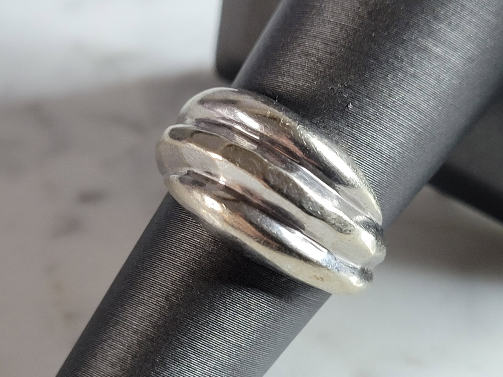 Womens Vintage Estate 14K White Gold Modernist Ring: A WOMENS VINTAGE ESTATE 14K WHITE GOLD MODERNIST RING. THE RING WEIGHS 4.4g, AND IS A SIZE 7.0. THE WIDTH OF THE RING IS 3/8". RING IS MARKED ON THE INSIDE OF THE BAND. ANY QUESTIONS, PLEASE DO NOT HE