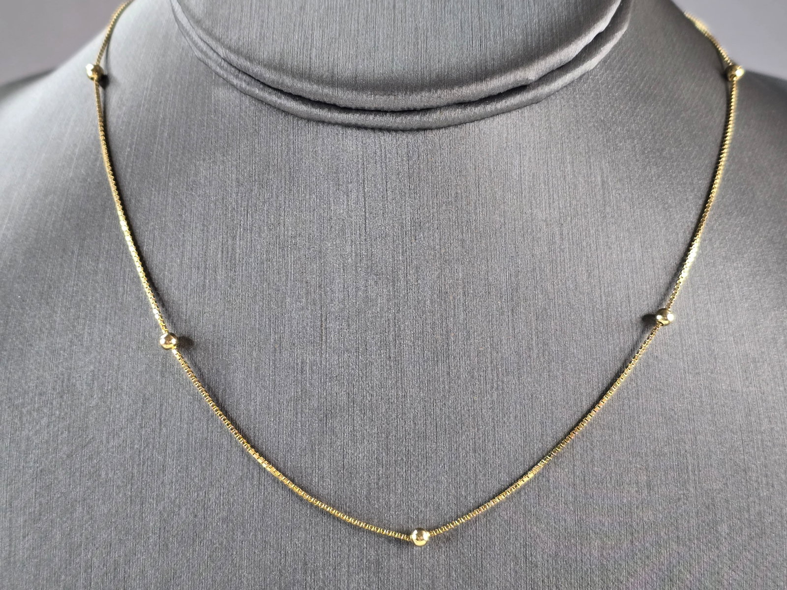 Womens Vintage Estate 14K Yellow Gold Beaded Chain Necklace: A WOMENS VINTAGE ESTATE 14K GOLD BEADED CHAIN NECKLACE. NECKLACE MEASURES ABOUT 16" LONG FROM THE CLASP BY ABOUT 1/8" WIDE. THE NECKLACE WEIGHS 2.3g. MAKES A BEAUTIFUL GIFT FOR THAT SOMEONE SPECIAL. A