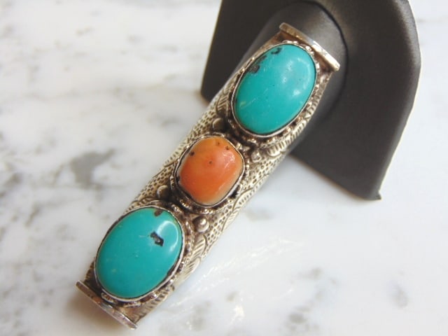 Womens Vintage Sterling Silver Turquoise Stones Ring: FOR SALE IS THIS WONDERFUL WOMENS VINTAGE ESTATE STERLING SILVER TURQUOISE STONE RING. NOT SURE IF STONES ARE REAL OR MAN MADE. THE RING WEIGHS 43.6g, AND IS A SIZE 7.0. RING MEASURES 2 5/8" LONG BY 3