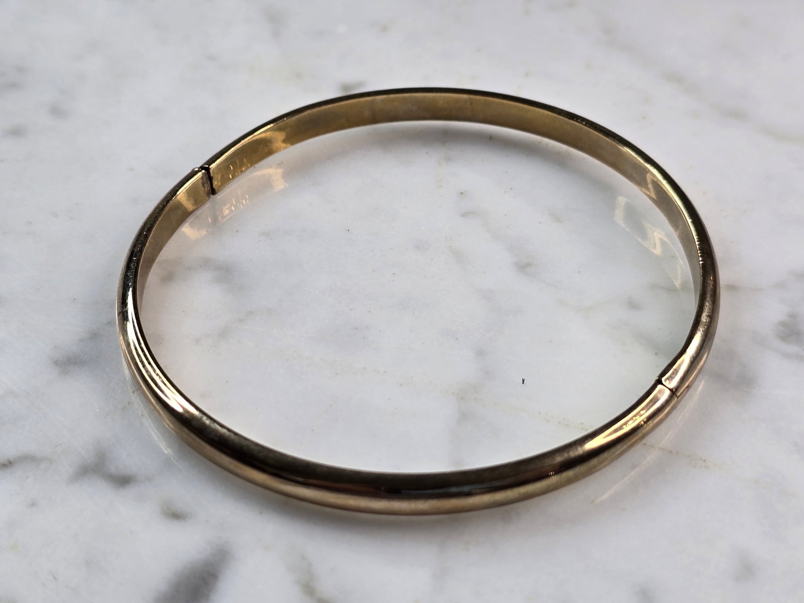 Womens Vintage Estate Sterling Silver Gold Tone Bangle Bracelet: A WOMENS VINTAGE ESTATE STERLING SILVER, GOLD TONE MODERNIST BANGLE BRACELET. BRACELET MEASURES 8" IN CIRCUMFERENCE, BY 3/16" WIDE, AND WEIGHS 9.8g. THIS WOULD MAKE A LOVELY GIFT FOR THAT SOMEONE SPEC