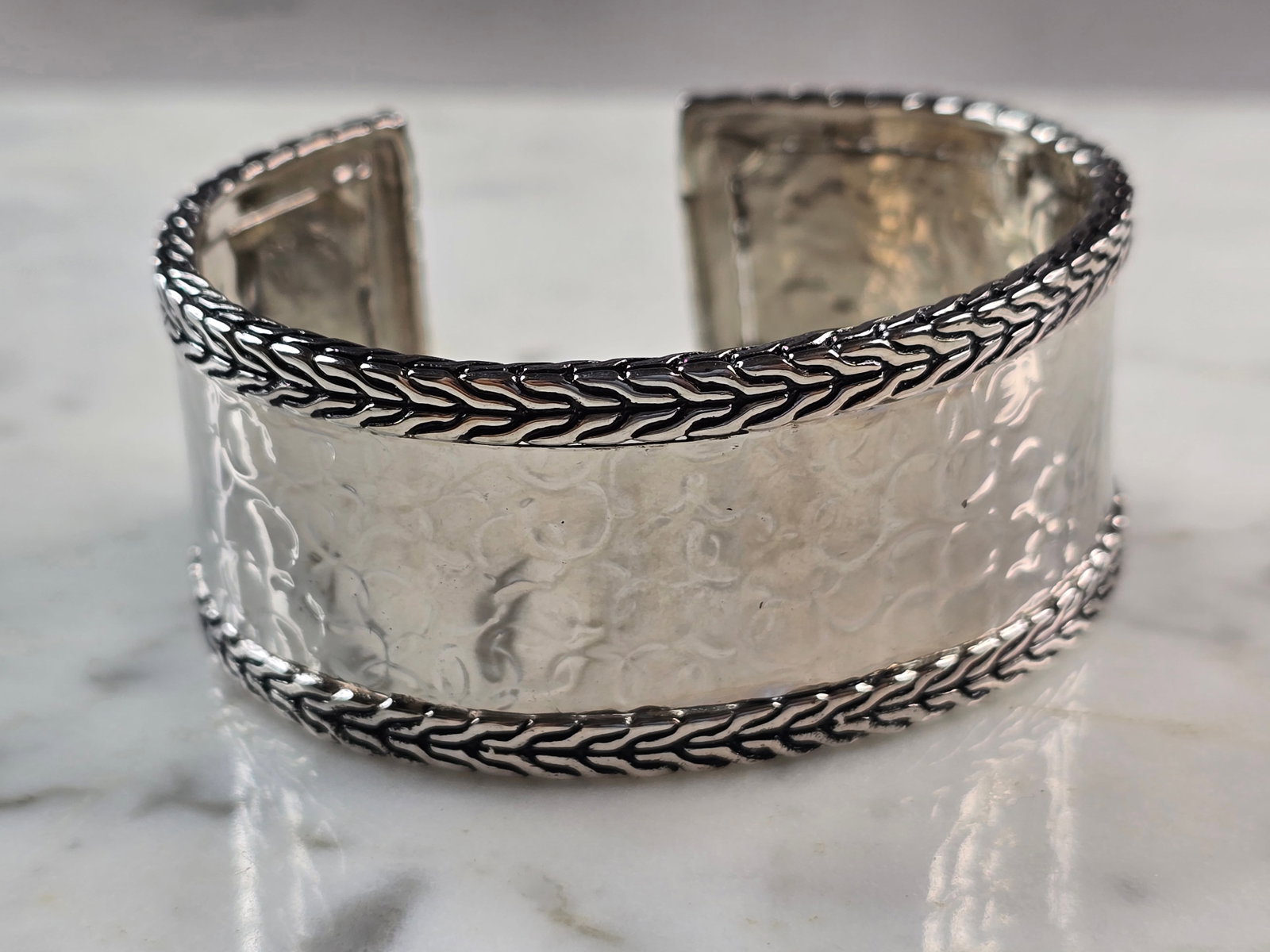 Womens Estate Sterling Silver Modernist Cuff Bracelet: A LOVELY VINTAGE ESTATE STERLING SILVER MODERNIST CUFF BRACELET. BRACELET MEASURES 7" IN CIRCUMFERENCE BY 1 1/8" WIDE AND WEIGHS 38.8g. THIS WOULD MAKE A LOVELY GIFT FOR THAT SOMEONE SPECIAL. ANY QUES